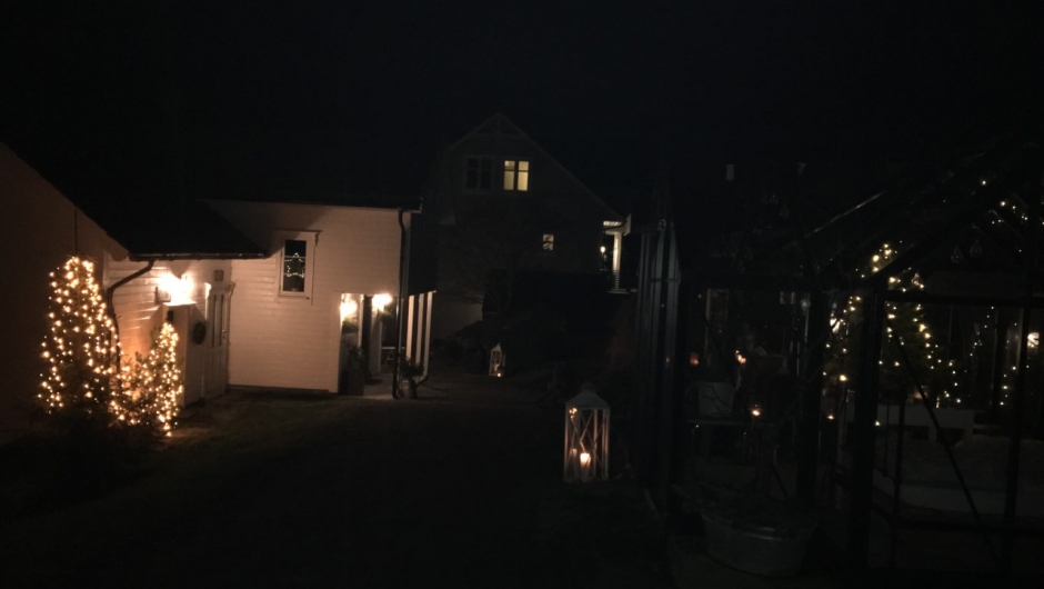 Koseleg i førjulspynta omgjevnader