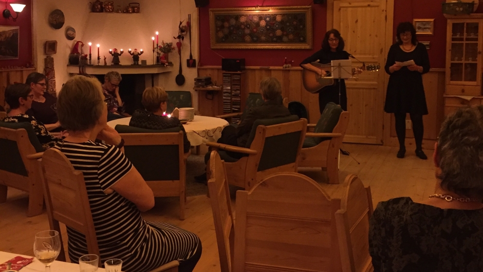 "Skal hilse fra fjellet" flott fremført av Marit og Ylva Flott sang