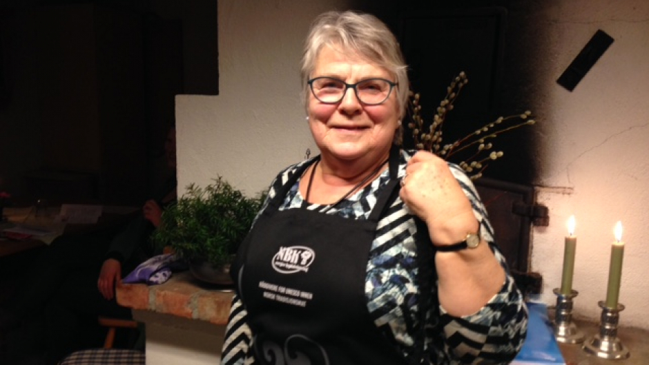 Solveig Bergsholm viser frem nye forklær som er innkjøpt etter at Norges bygdekvinnelag har fått UNESCO status. Foto: Trine Evensen