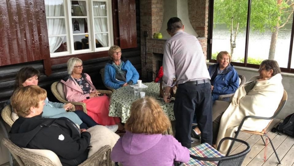 Jon Egil skjenker kaffe Jon Egil skjenker kaffe