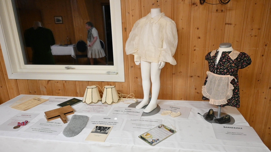 KURS: Utstillingen viser litt av lagets aktiviteter opp gjennom årene, blant annet kurs i å lage lampeskjermer og tovede tøfler, Blusen på dukken er laget av fallskjermsilke. Foto: Boel Kristin Støvern Utstilling fra tidligere aktiviteter
