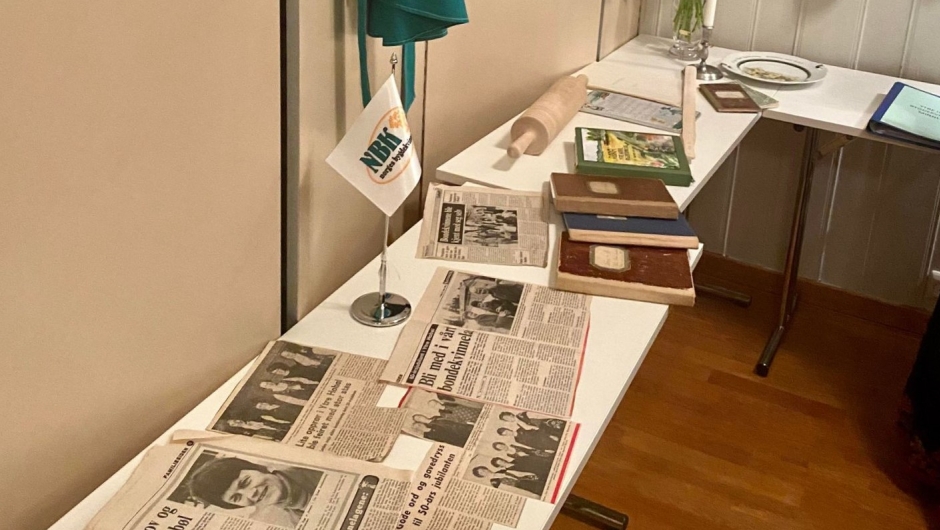 Utstilling av gamle protokoller, avisutklipp og bilder Utstilling av gamle protokoller, avisutklipp og bilder