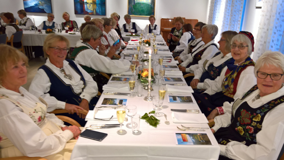 Feststemte gjester på venstre ving. Feststemte gjester.