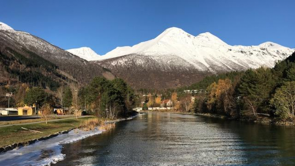 Vinterstemning i Valldal. Det går mot solsnu.