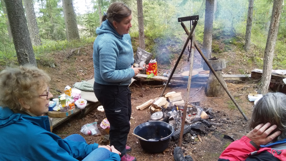 Ane forbereder dessert med bygg Ane forbereder dessert med bygg