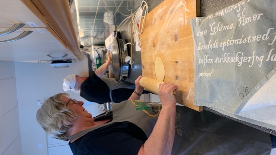 Flatbrødbaking Vigdis er konsentrert, blir den rund nok