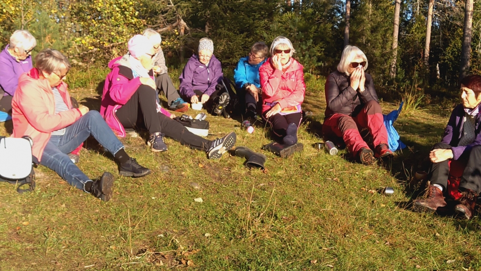 Vi nyter mat og drikke ved Åstjern Vi nyter mat og drikke ved Åstjernet