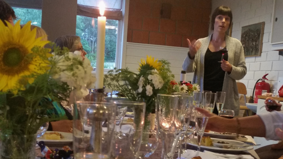 Else Myhra forteller om vinen vi skal smake på foto: Anne Ka