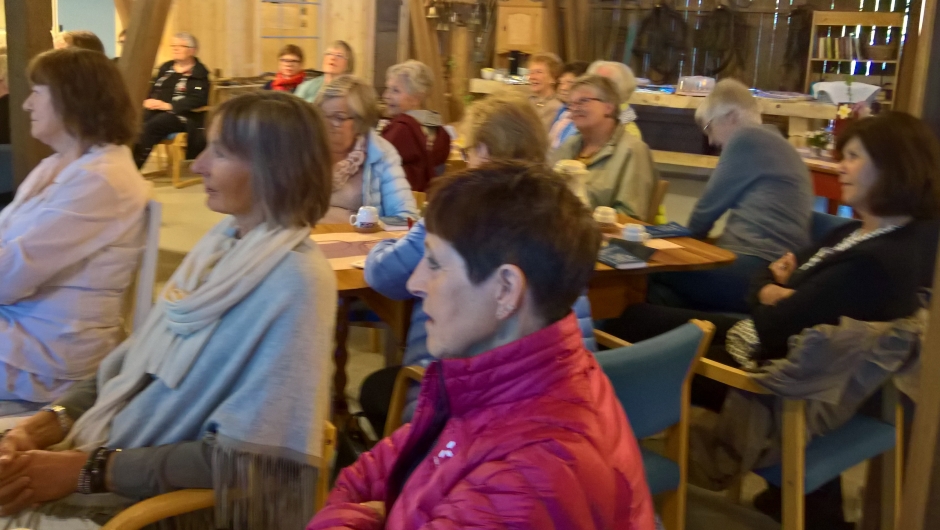 Bygdekvinner fra Vardal følger interesserte med Bygdekvinner fra Vardal