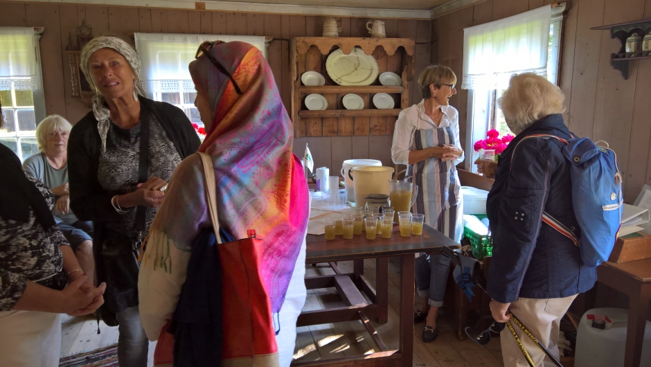 Rabarbrasuppa står klar for smaking. Rabarbrasuppa står klar.