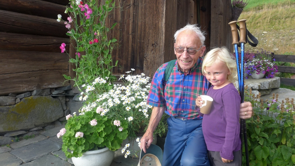 Yngst og eldst på tur, historisk vandring i mange timar!
