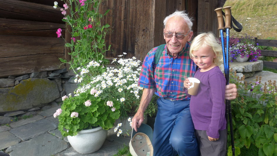 Yngst og eldst på tur, historisk vandring i mange timar! Yngst og eldst på tur, historisk vandring i mange timar!