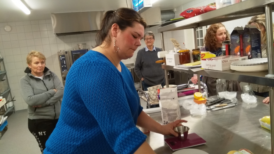 Yngvild måler opp ingredienser til surdeigstarter Yngvild måler opp ingredienser til surdeigstarter